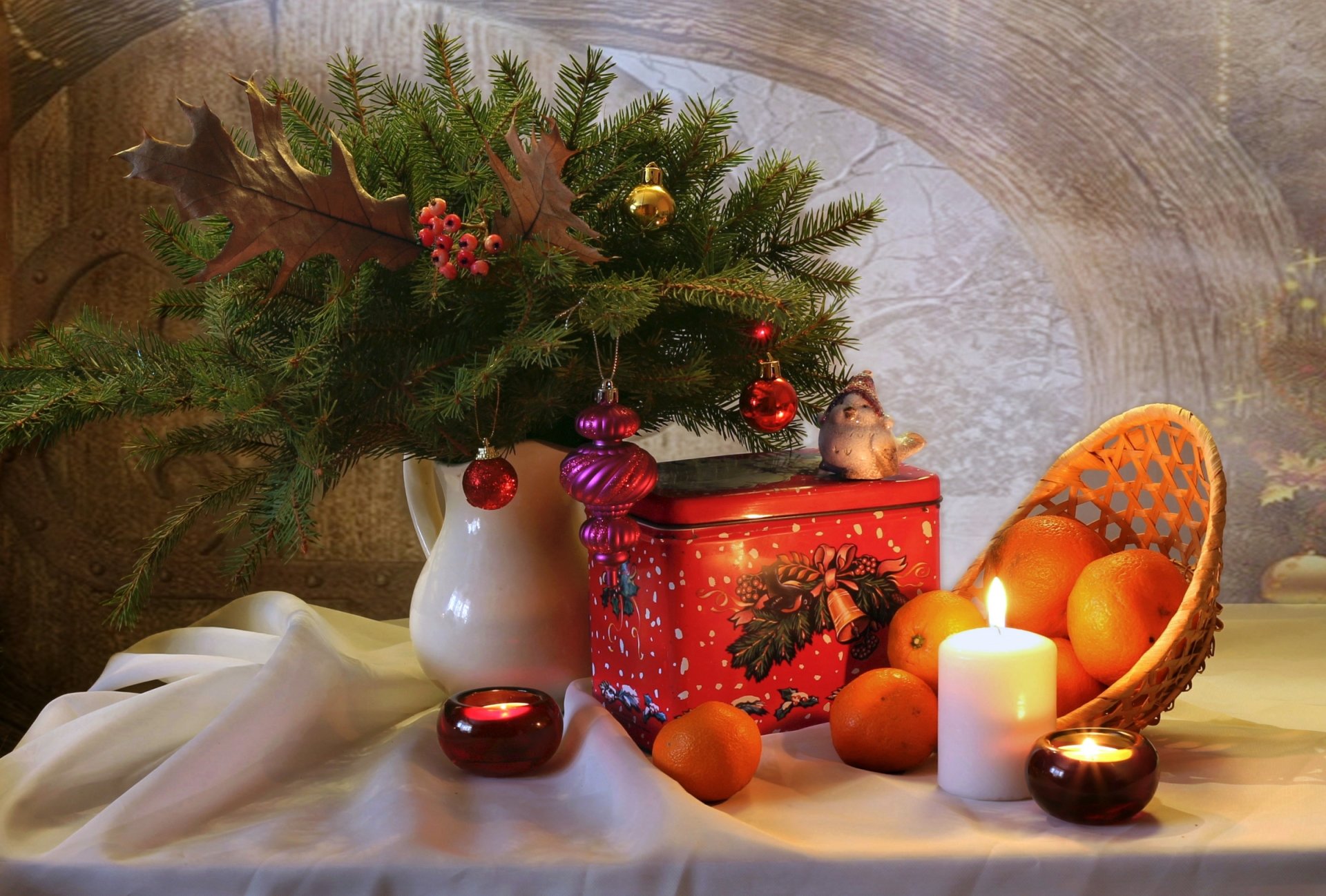 albero di natale giocattoli mandarini candele scatola