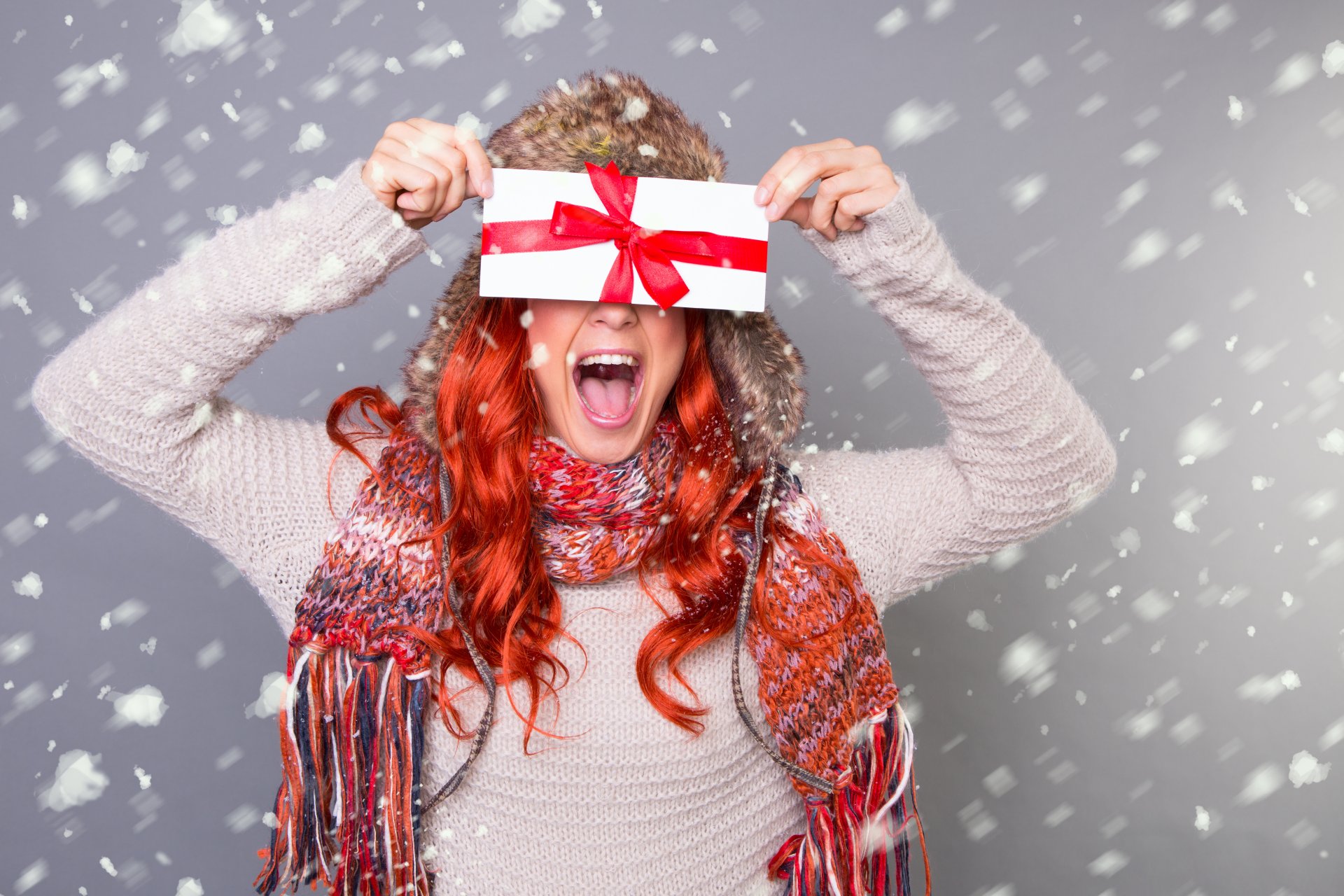 busta rossa ragazza cappello sorriso capodanno vacanze capodanno natale