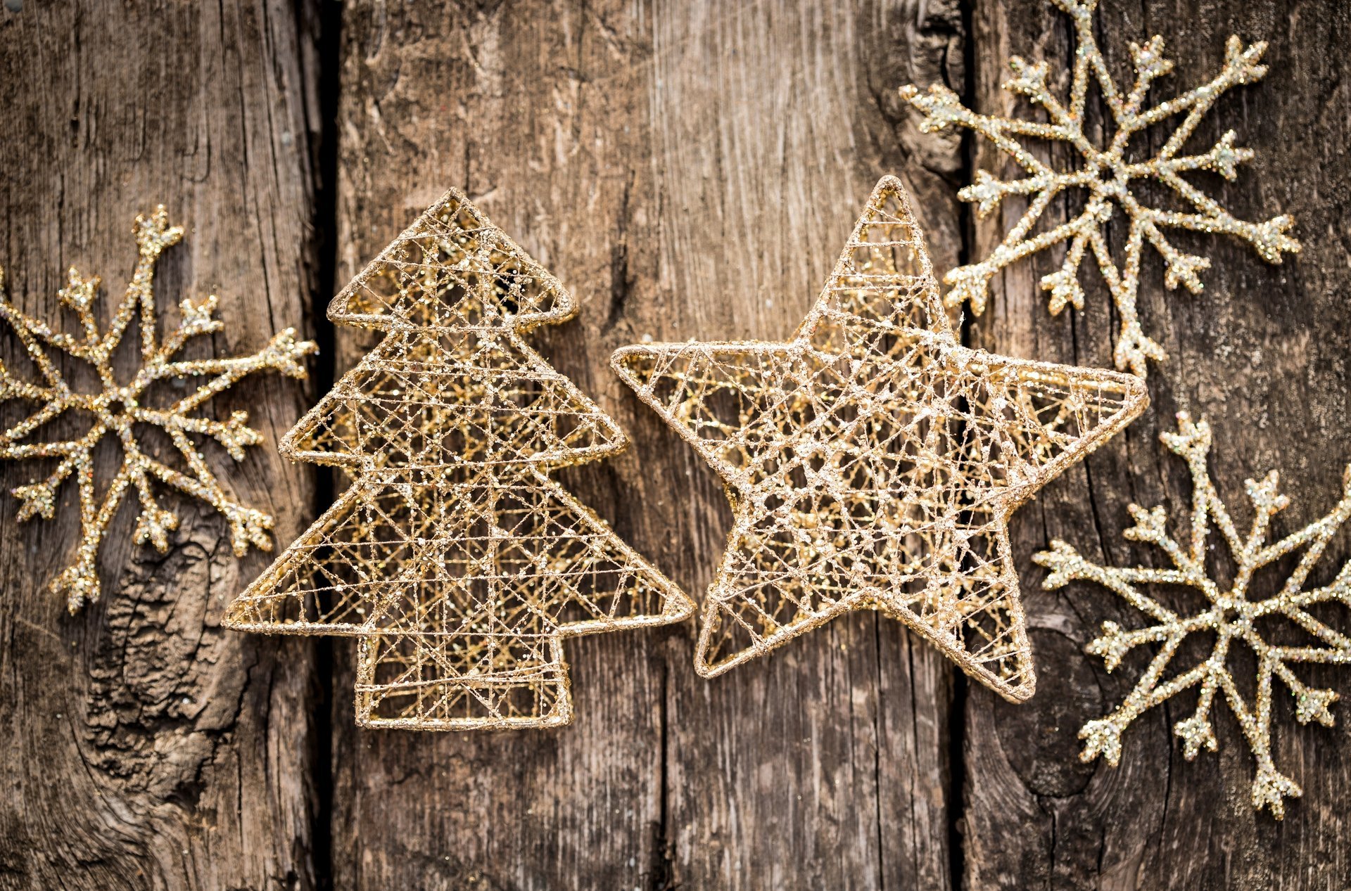 año nuevo navidad juguetes oro copos de nieve estrella árbol de navidad paisaje fondo árbol vacaciones invierno