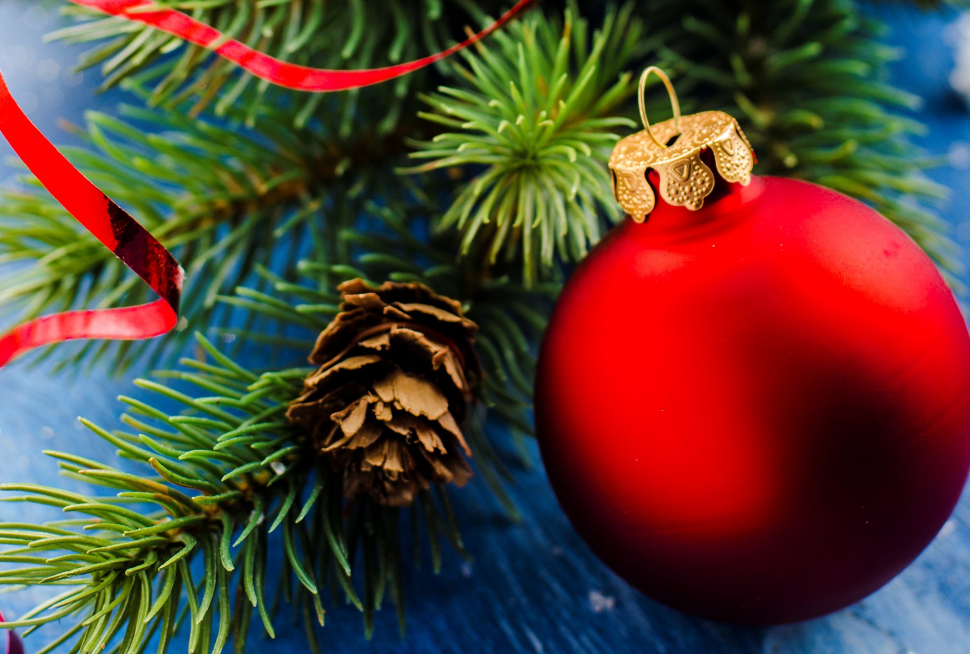 neujahr weihnachten ball ball rot spielzeug weihnachtsbaum landschaft zweige tanne tannenzapfen feiertage winter