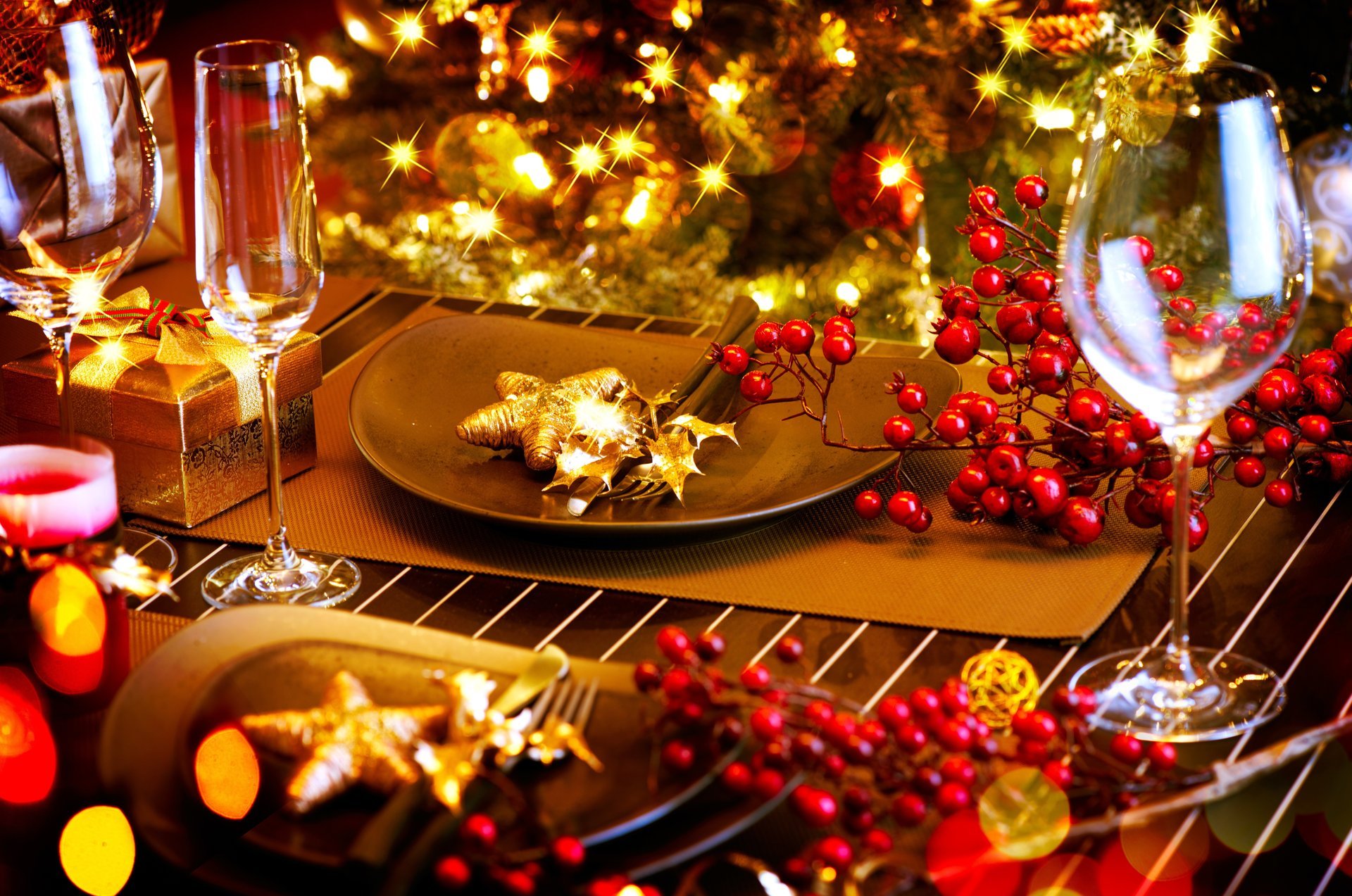 weihnachtsbaum lichter tisch dekorationen teller geschirr besteck besteck gläser winter feiertage neujahr weihnachten