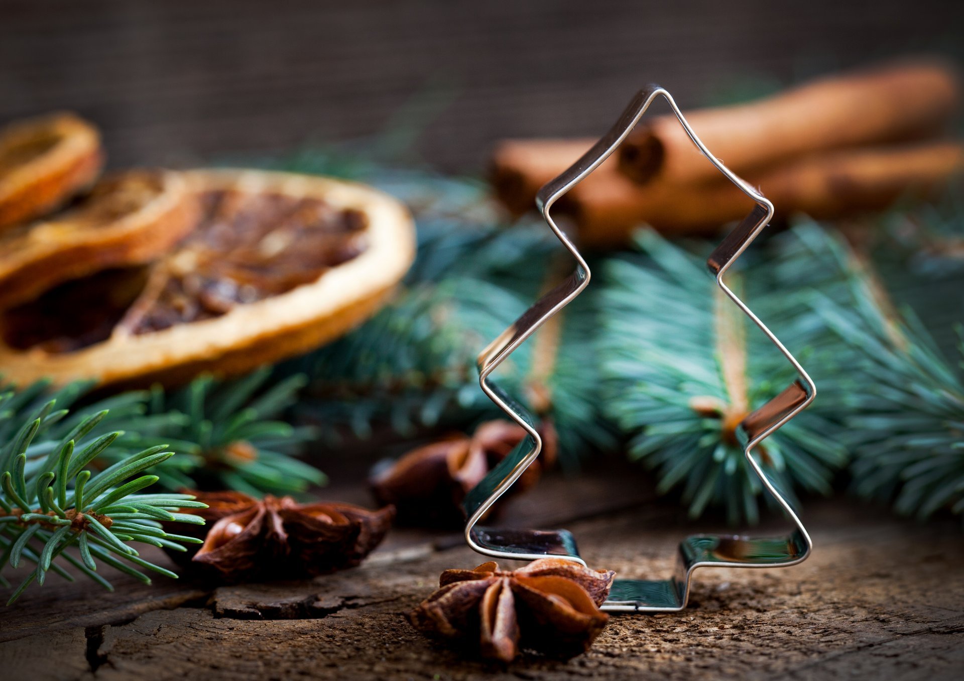 neujahr weihnachten weihnachtsbaum spielzeug zweige zimt anis sternanis gewürze feiertage winter