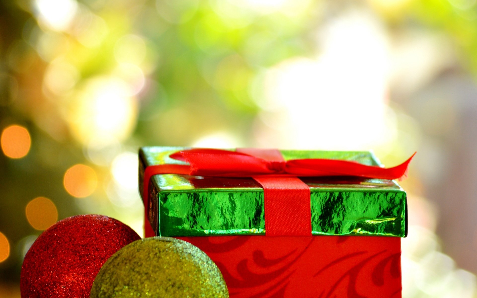 nuovo anno vacanza regalo rosso verde natale decorazioni natalizie palloncino bokeh sfondo carta da parati widescreen schermo intero widescreen