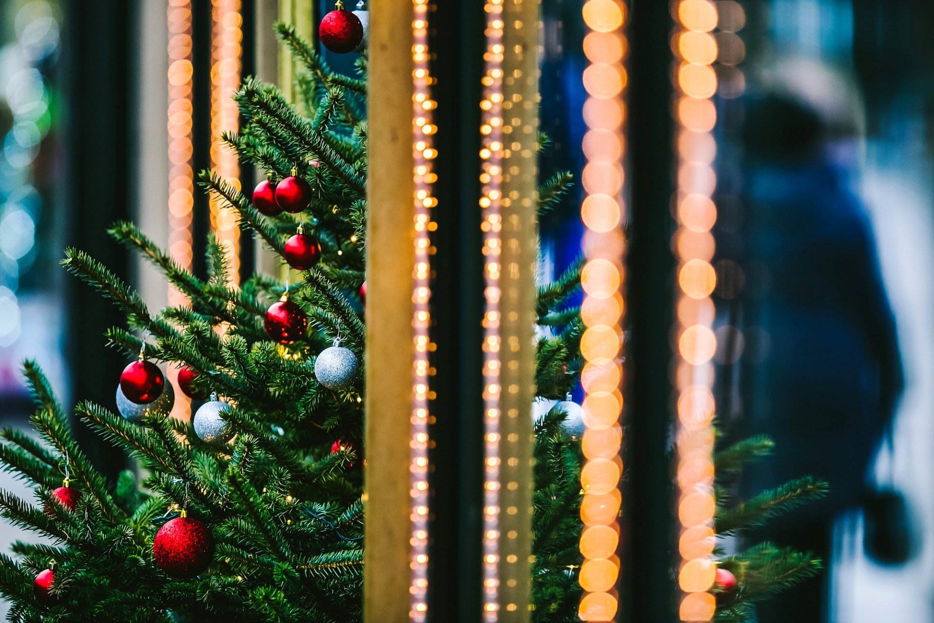 árbol de navidad abeto ramas juguetes año nuevo árbol de navidad bolas rojo ciudad bokeh luces invierno vacaciones año nuevo navidad