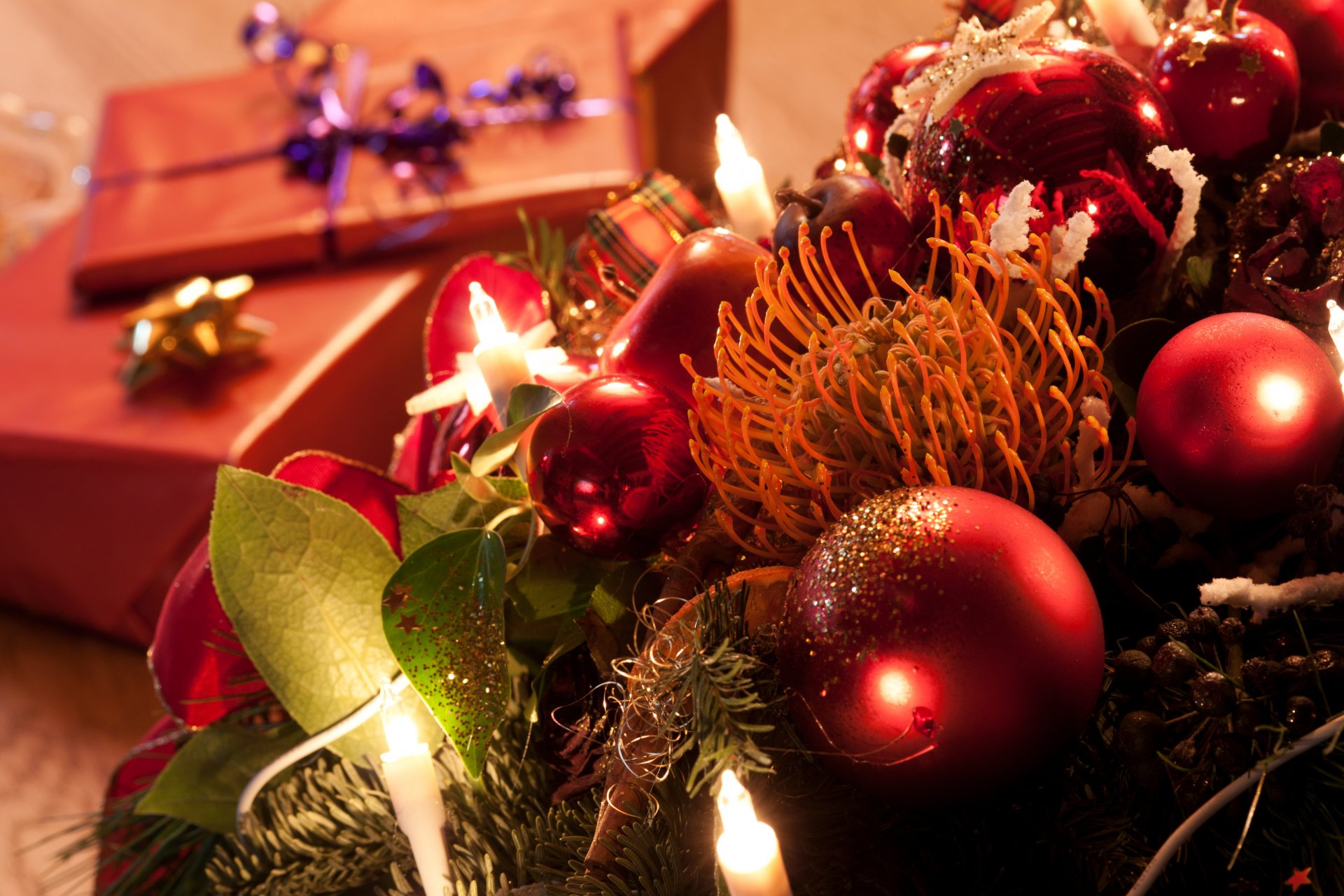 joyeux noël arbre de noël nouvel an cadeaux décorations bougies boules rouges arbre de noël