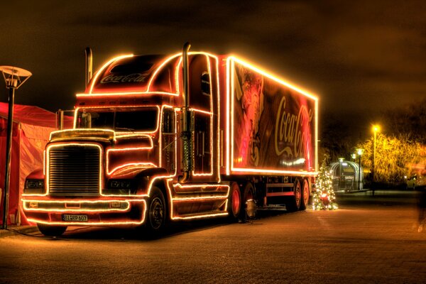 Silvester-Truck mit Musik und Musik von Coca-Cola