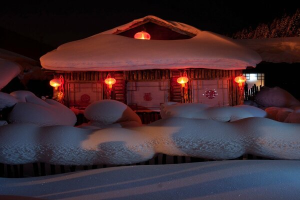 Winterblick auf ein Haus in Schneewehen