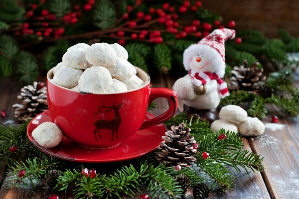 Weihnachts-Dessert mit Schneemännern weiß