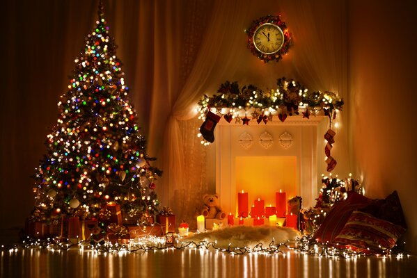 Habitación de año nuevo con un hermoso árbol de Navidad y chimenea