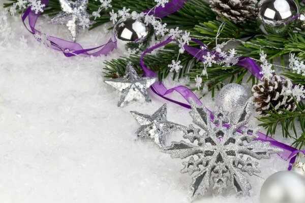 Juguetes de Navidad con conos y estrellas