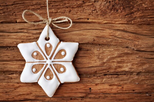 Galletas de año nuevo en forma de estrella en glaseado