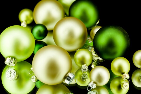 Palle di albero di Natale di colore verde e giallo