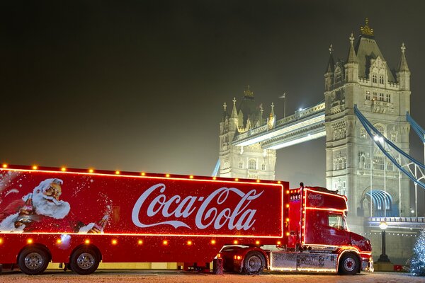 Jaskrawoczerwona ciężarówka Coca-Coli w reklamie noworocznej