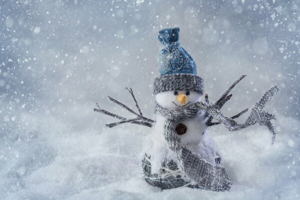 Muñeco de nieve de Navidad en la nieve blanca