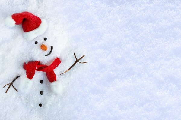Feliz muñeco de nieve en una bufanda y un gorro