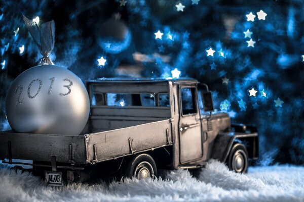 Voiture de jouet de Noël avec boule