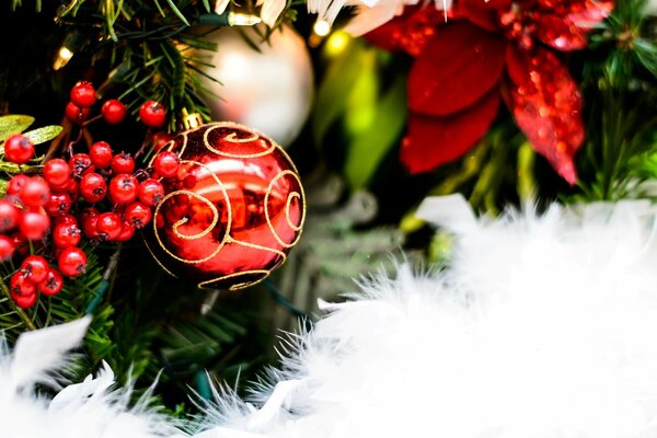 El estado de ánimo de Navidad de un árbol de Navidad decorado