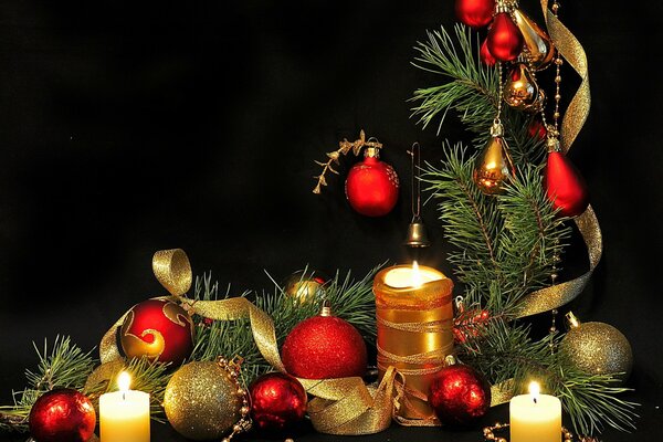 Branche d épinette avec des décorations de Noël rouges