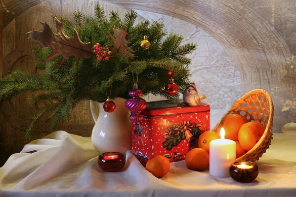 Weihnachtsbaum mit Mandarinen und Kerze