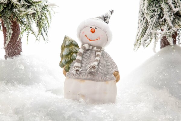 Bonhomme de neige élégant avec arbre de Noël derrière le dos