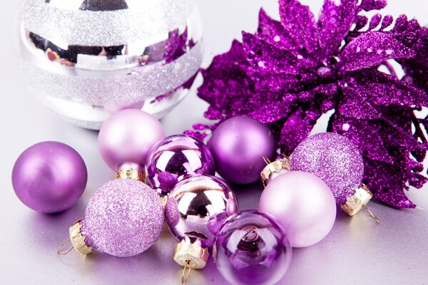 Фиолетовые новогодние шары на елку
