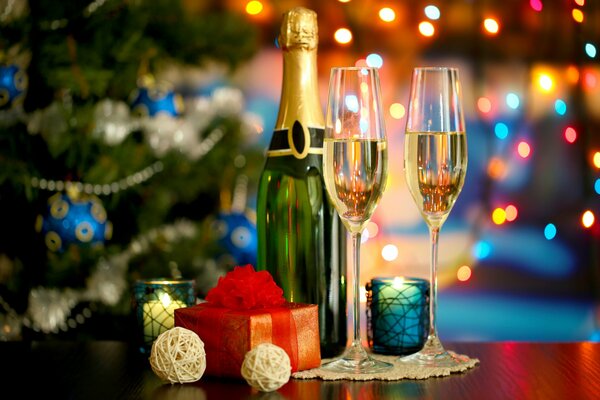Champagne et deux verres sur fond d arbre de Noël