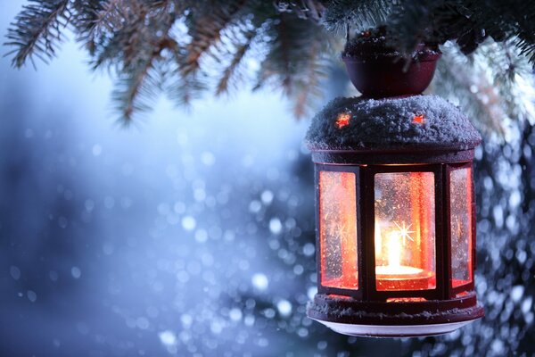 Праздничный фонарь со свечой, на зимней елке