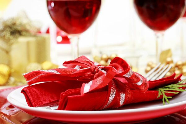 Mesa festiva con vino para Navidad