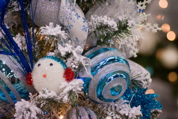 Albero di Natale con palle di Natale blu e nastri bianchi