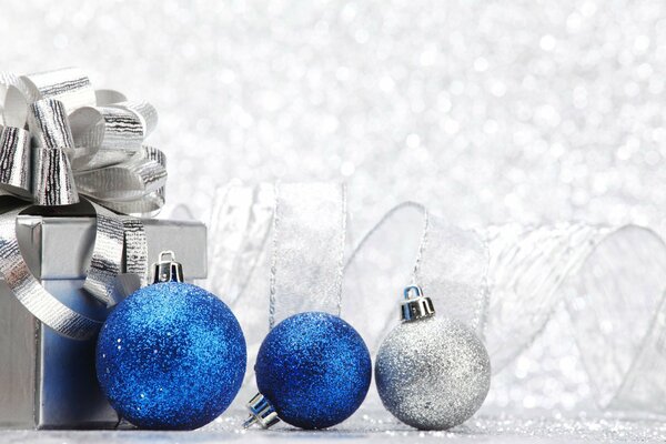 Boules bleues et blanches comme cadeau de Noël