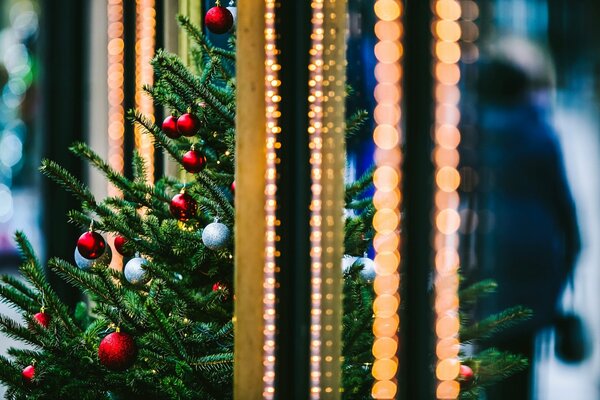 Albero di Natale decorato con luci