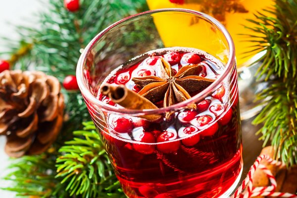 Glühwein zu Weihnachten mit Gewürzen