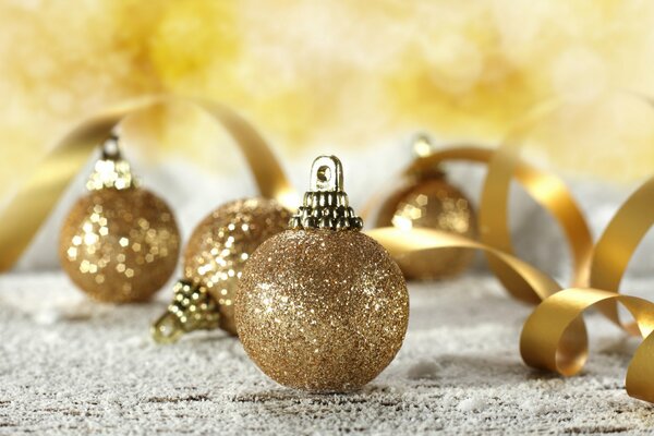 Bolas de Navidad y decoraciones de color beige