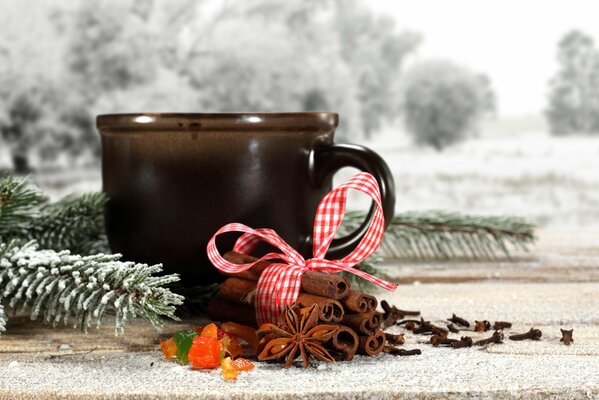 Nature morte d hiver avec tasse, ruban et cannelle