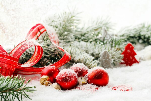 Bolas de Navidad y ramas de abeto en la nieve