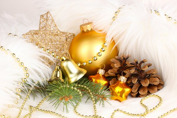 Giocattolo di Natale color oro con perline e coni