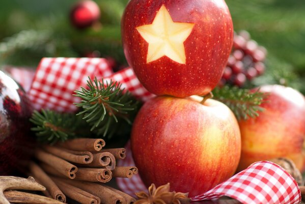 Bolas de Navidad y decoraciones con manzanas