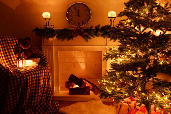 Weihnachtsbaum in der Nähe des Kamins