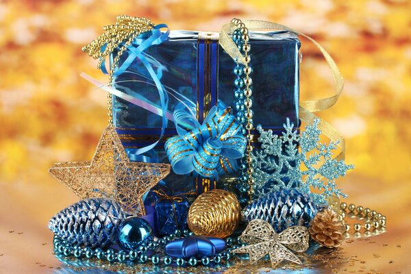 Подарочная голубая новогодняя коробка с елочными украшениями