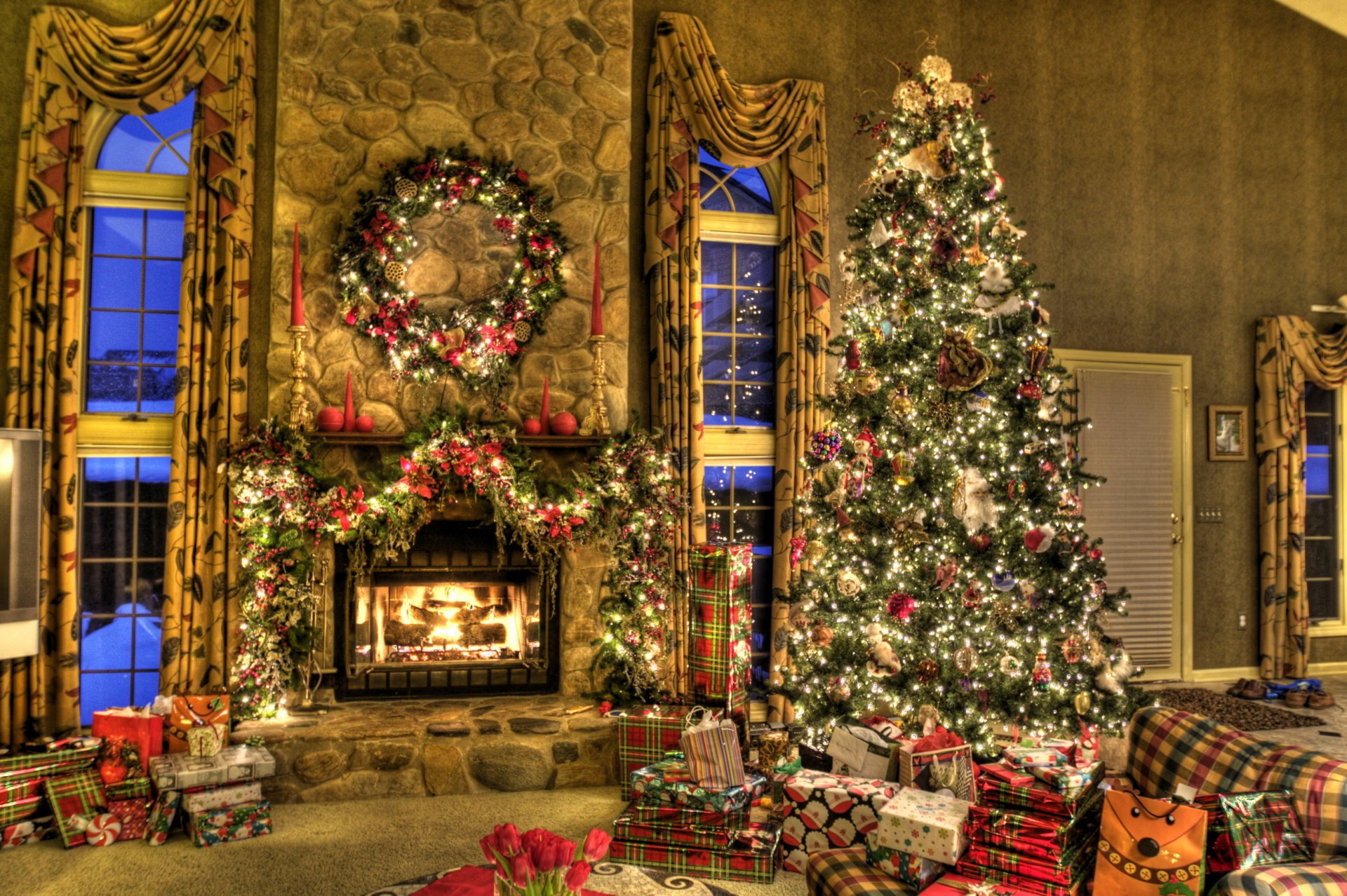 año nuevo vacaciones casa árbol de navidad juguetes guirnalda regalos cajas chimenea estado de ánimo