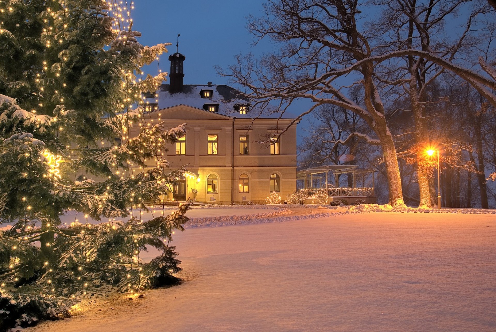 winter weihnachten neujahr villa weihnachtsbaum dekoration urlaub