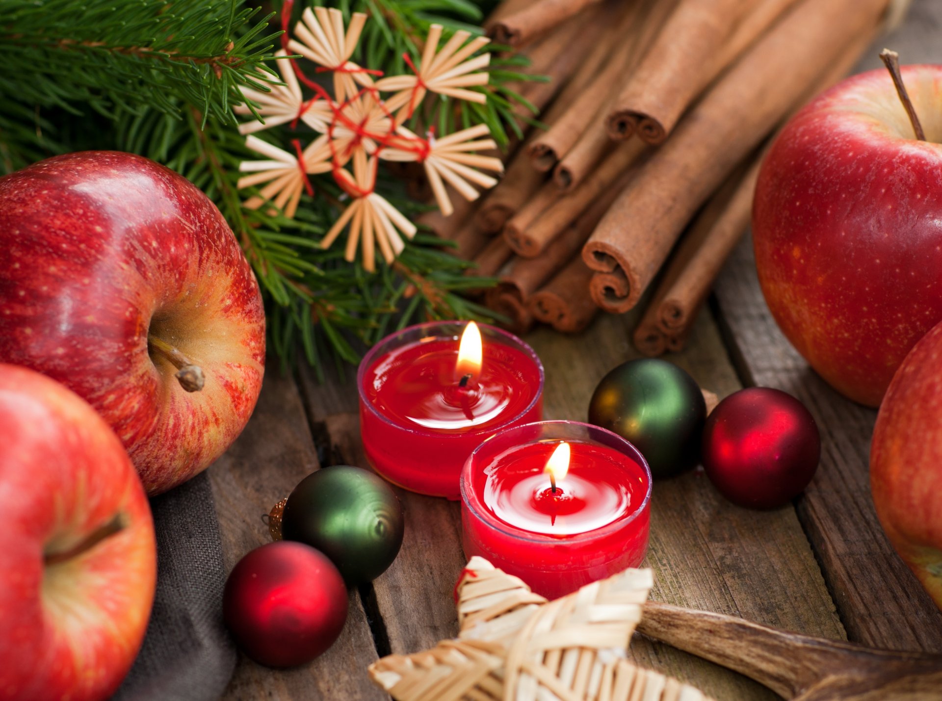 velas rojo manzanas canela ramas bolas árbol de navidad juguetes decoraciones decoraciones vacaciones año nuevo navidad