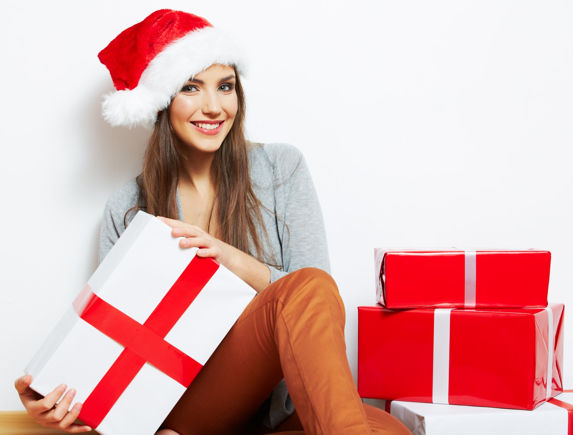 fille brune chapeau sourire bonnet nouvel an vacances cadeaux boîtes nouvel an noël