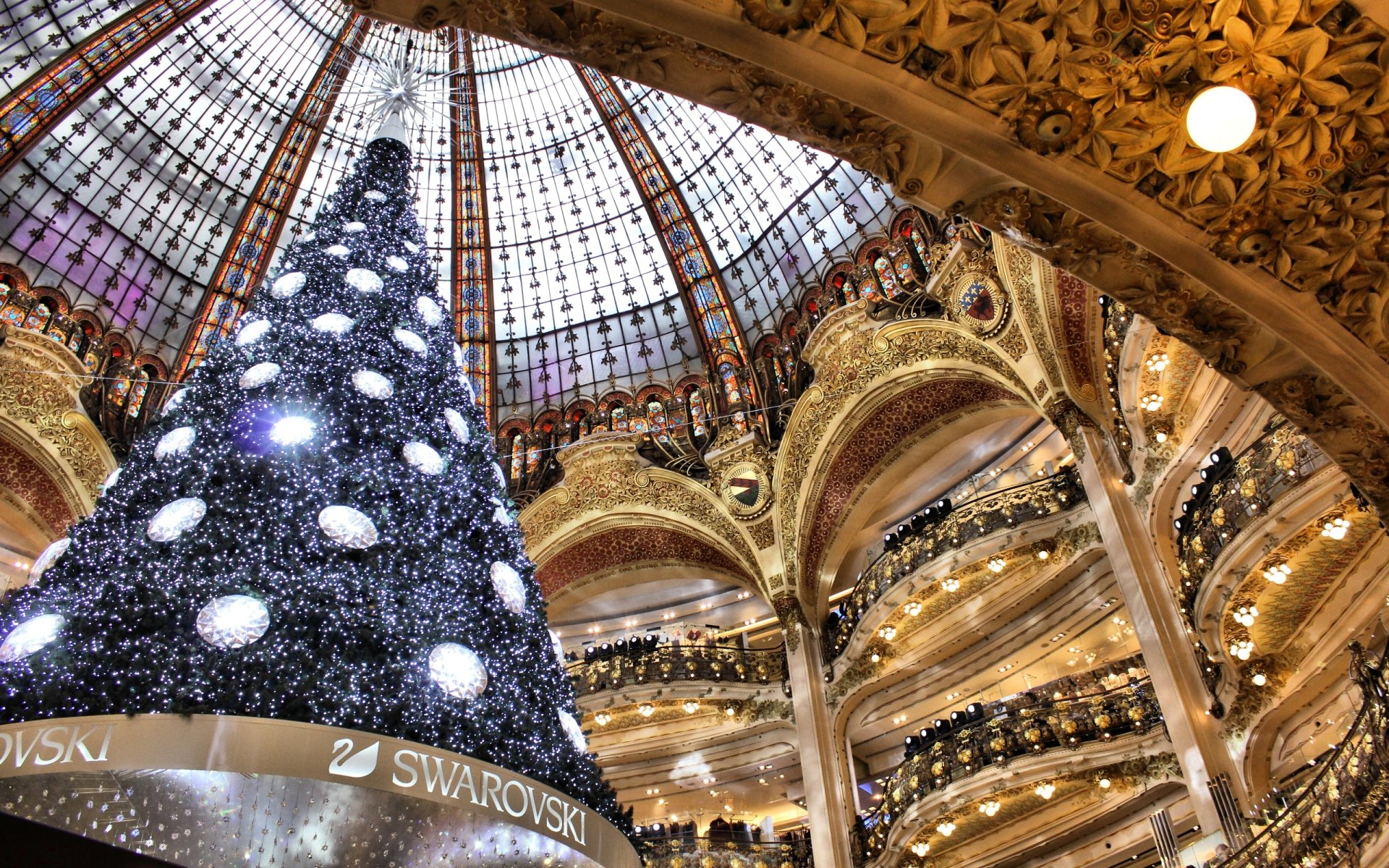 nouvel an paris france arbre de noël swarovski galerie lafayette