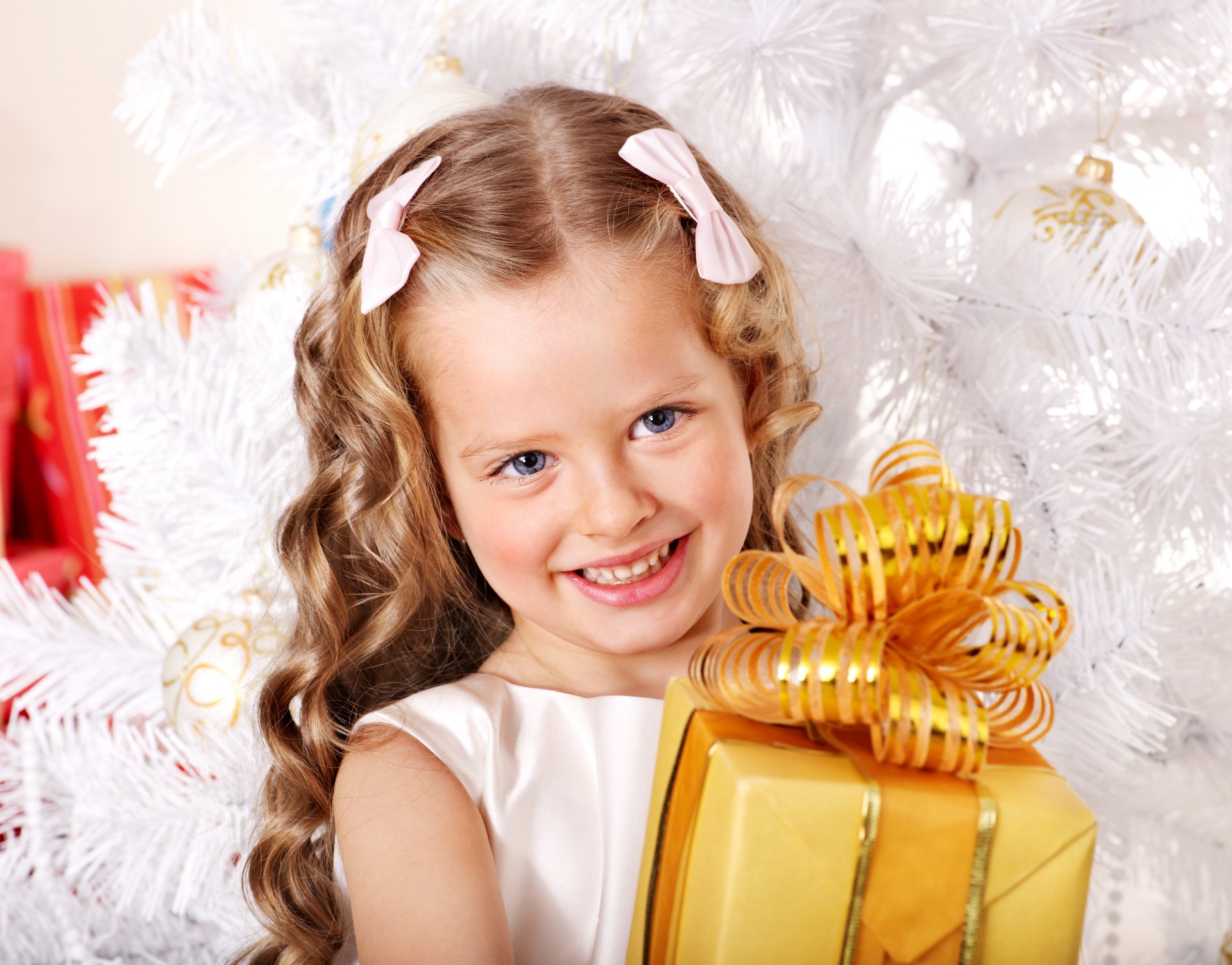 ragazza bambino sorriso bambini archi riccioli albero di natale regalo vacanze capodanno natale