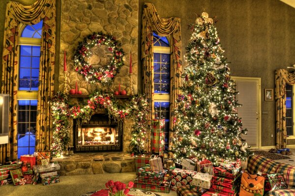 Das neue Jahr ist ein Feiertag mit einem warmen Kamin, einem Weihnachtsbaum und Geschenken