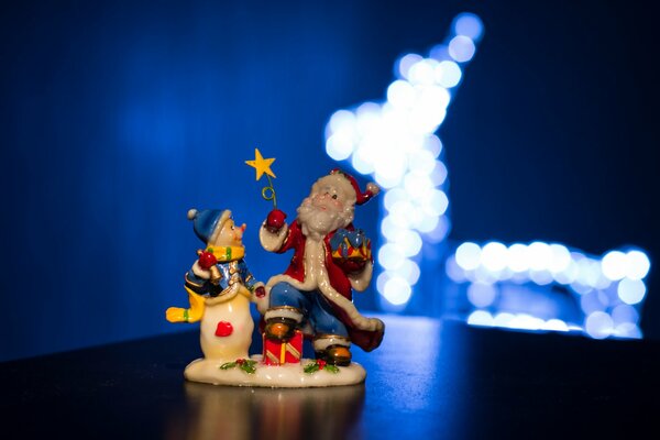 Symboles du nouvel an: père Noël et bonhomme de neige