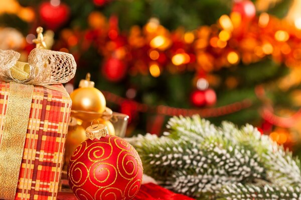 Carte de voeux avec des cadeaux et des décorations de Noël pour le Nouvel an et Noël