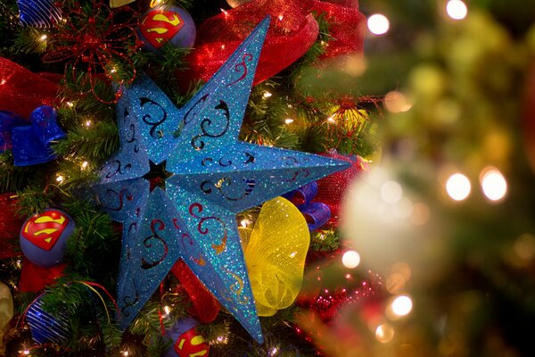 Na Nowy Rok na choince piękne dekoracje i jasna gwiazda