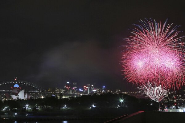 Noche de Sydney con un saludo rosa brillante en el cielo